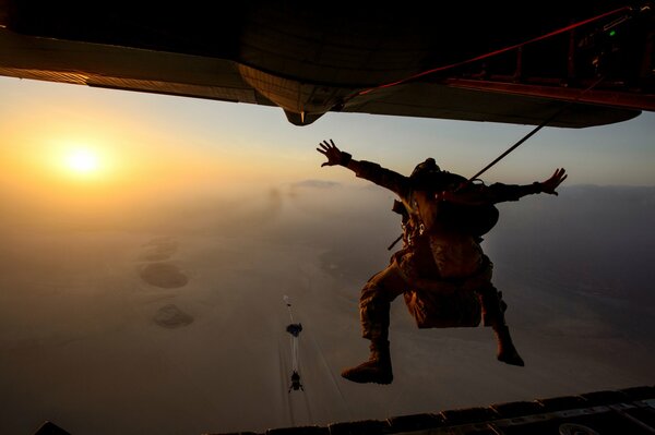 Parachutiste sur une photo des rayons du soleil