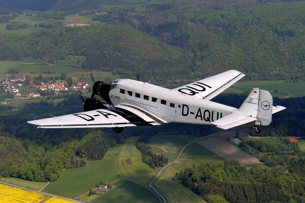 Privates Transportflugzeug über den Alpen