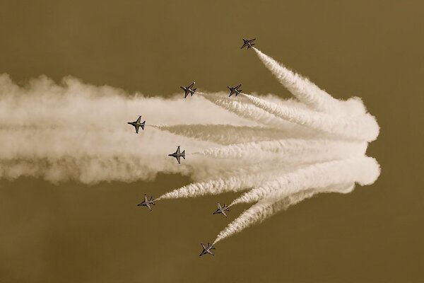 Flugshow im grauen Himmel über dem Flugplatz