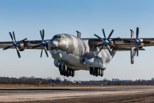 Turbinlvintovoy, avion de transport an - 22A