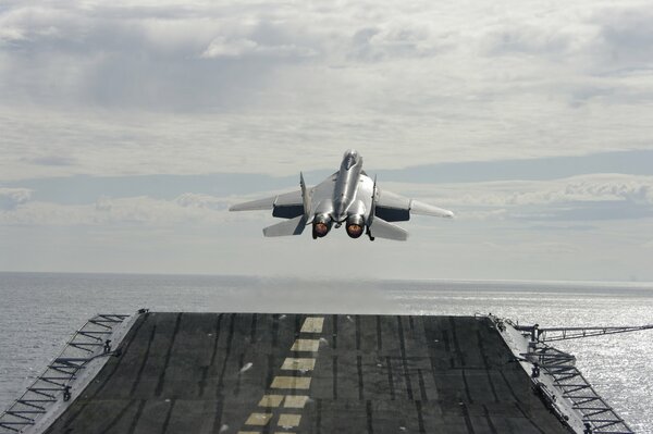 Despegue del MIG-29kub Ruso desde un portaaviones