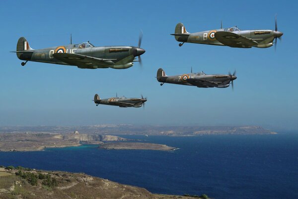 Avions de chasse britanniques dans le ciel sur la manche