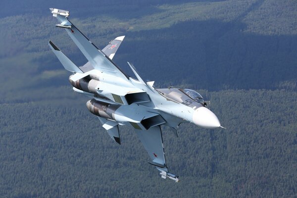 Avión de combate biplaza ruso flota en el cielo