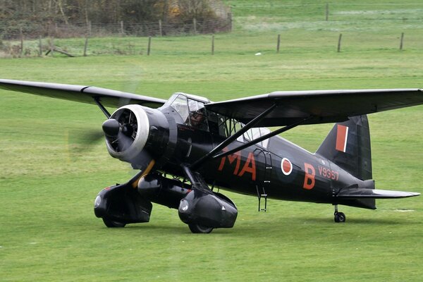 Scout tactique britannique et avion à l aérodrome