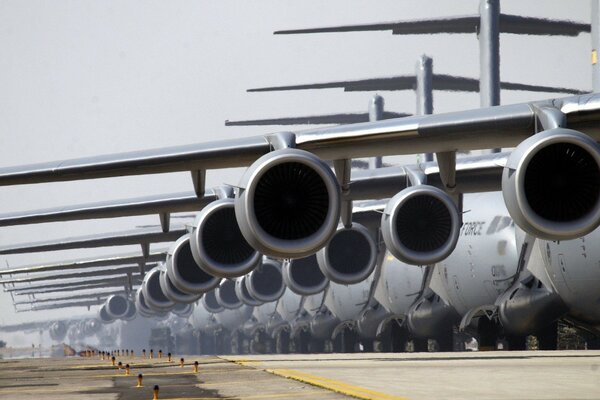 Los aviones se alinearon en el estacionamiento