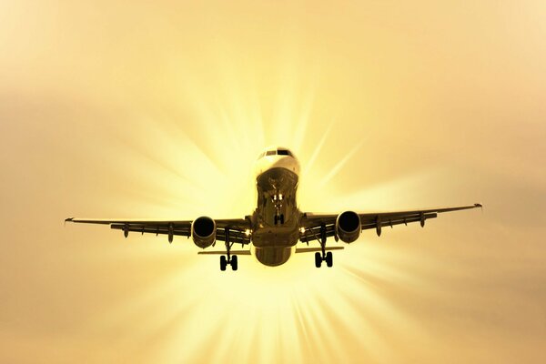 Sonce nel cielo ha illuminato l aereo