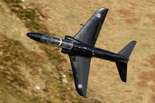 Avion noir sur la vue de dessus de vitesse