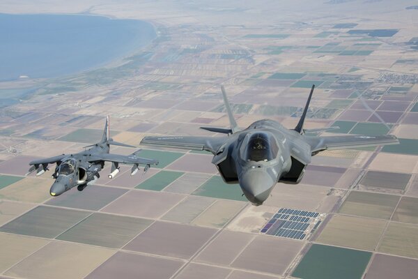 Aereo Harrier bellissimo volo sopra la terra