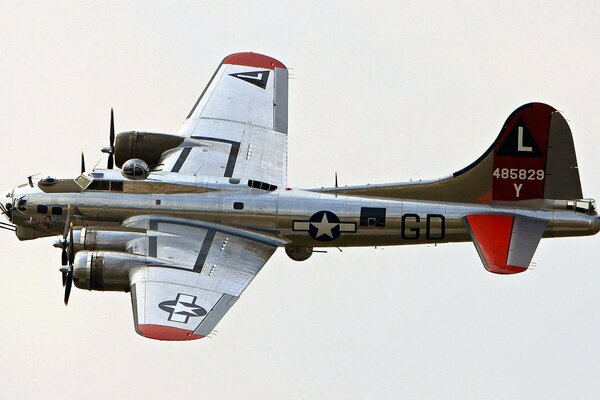 Zdjęcie amerykańskiego bombowca B-17 w locie