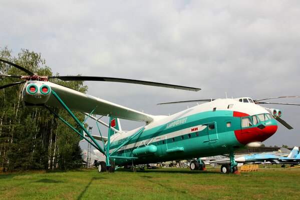 Schwerer tragfähiger sowjetischer Hubschrauber Mi-12