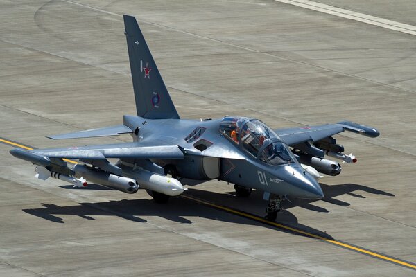 Avión de entrenamiento y combate Yak - 130 en el aeródromo