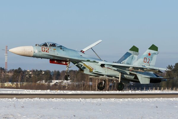 Kampfjet auf der Winterlandebahn