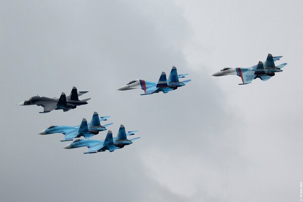 En el cielo, los combatientes de la fuerza aérea de Rusia su Caballeros rusos