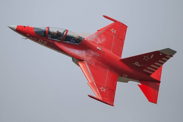 Avión de entrenamiento rojo en el cielo