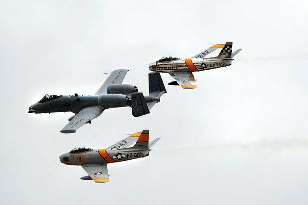 Vuelo en grupo de aviones en el cielo