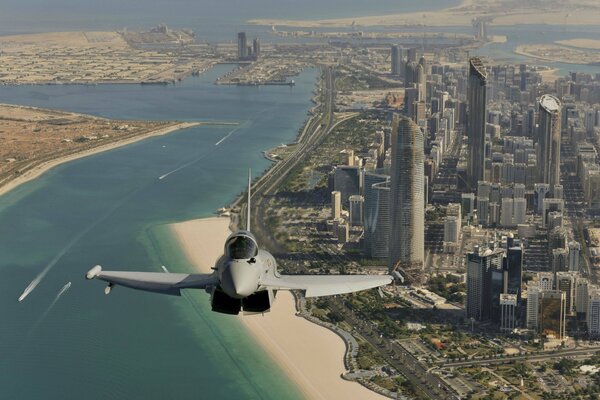 Mehrzweckjäger im Flug von Dubai getroffen