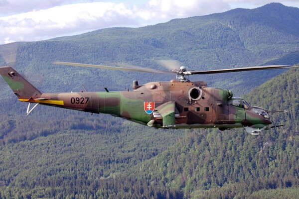 Der Transport- und Kampfhubschrauber mi-24 fliegt über Bäume