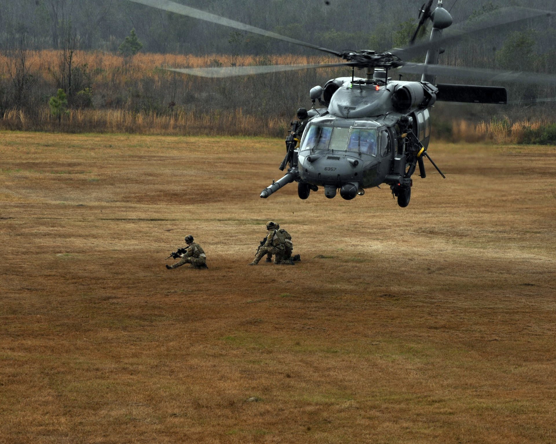 hh-60g pave hawk helicóptero fuerza aérea de ee.uu. desembarco de tropas ejercicio soldados