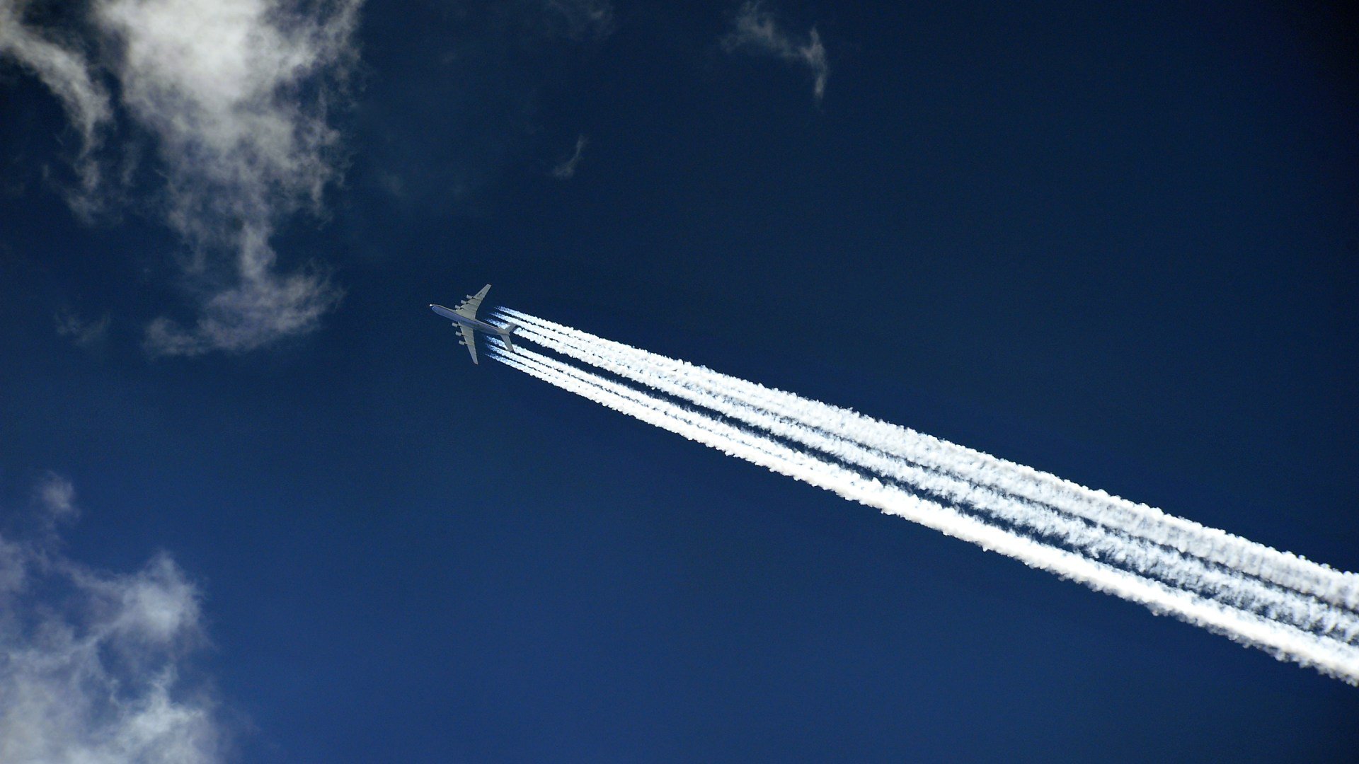 antonov an225 an-225 mriya kozak samolot ładunek niebo w powietrzu lata lot chmury skrzydła jet widok z dołu ślad