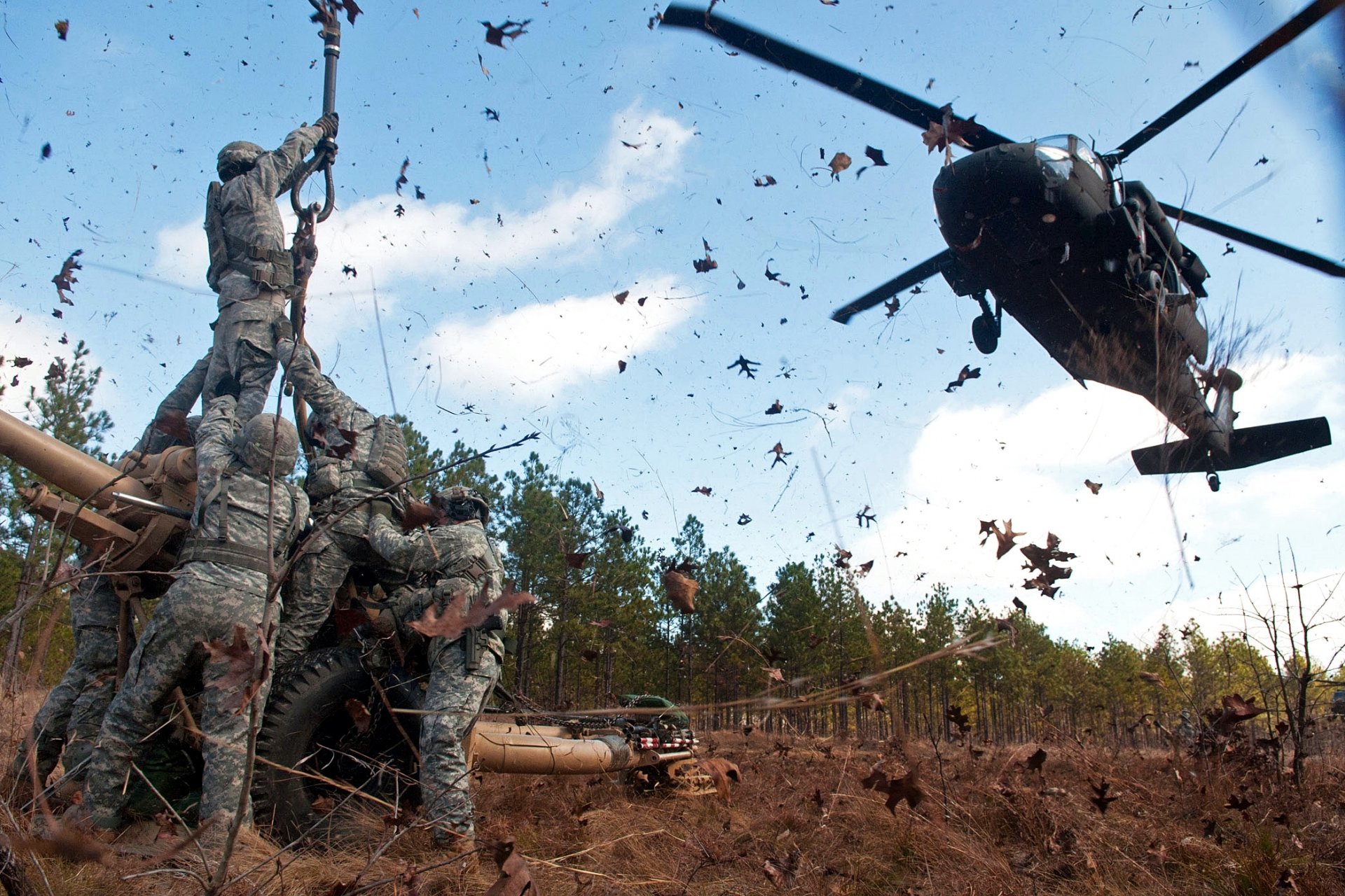 us air force hh-60 pave falchi elicottero pistola soldati consegna vento foglie