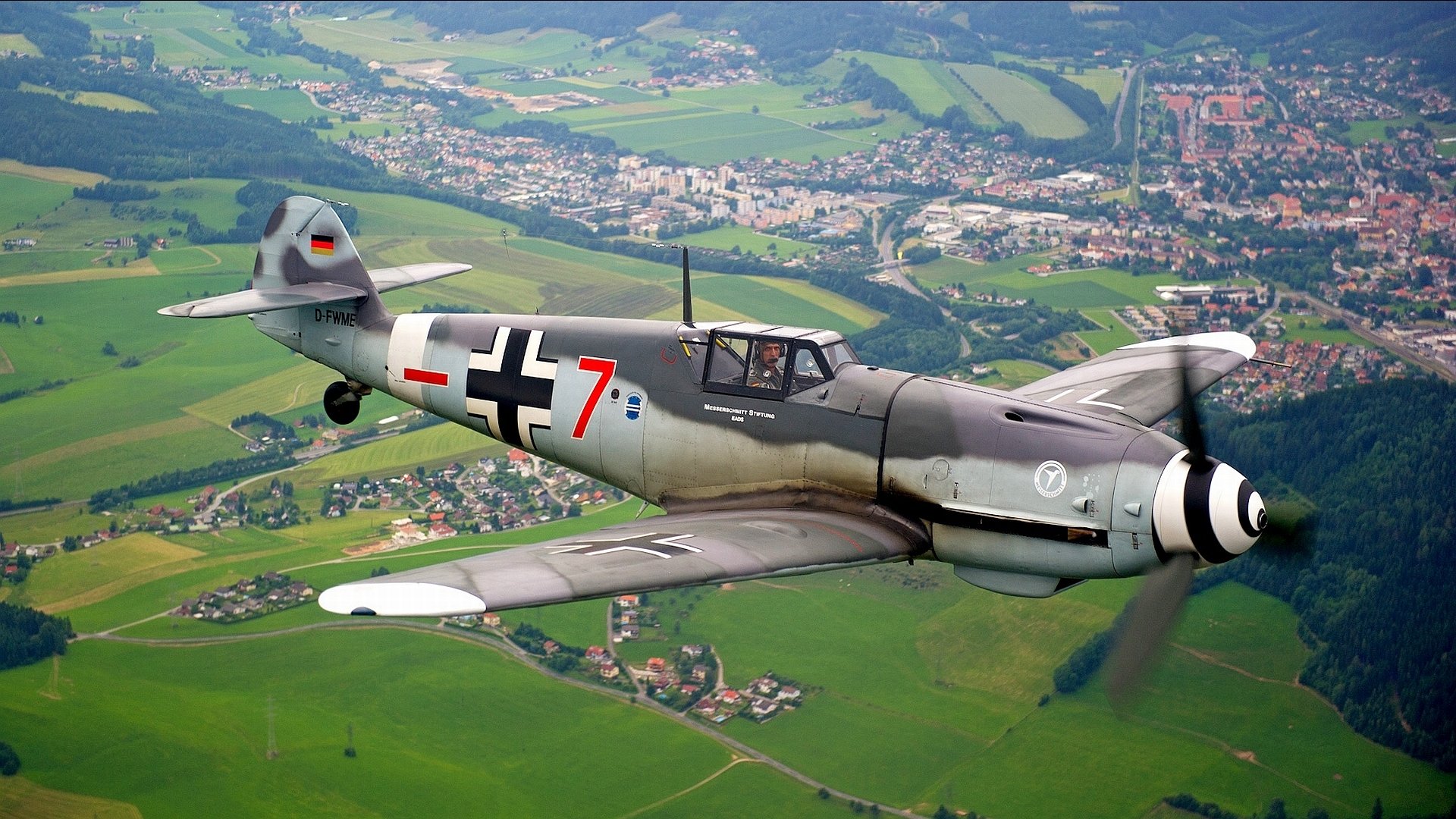 himmel flugzeug messerschmitt bf 109 messerschmitt bf.109 deutsch einzel kämpfer weltkrieg land felder stadt