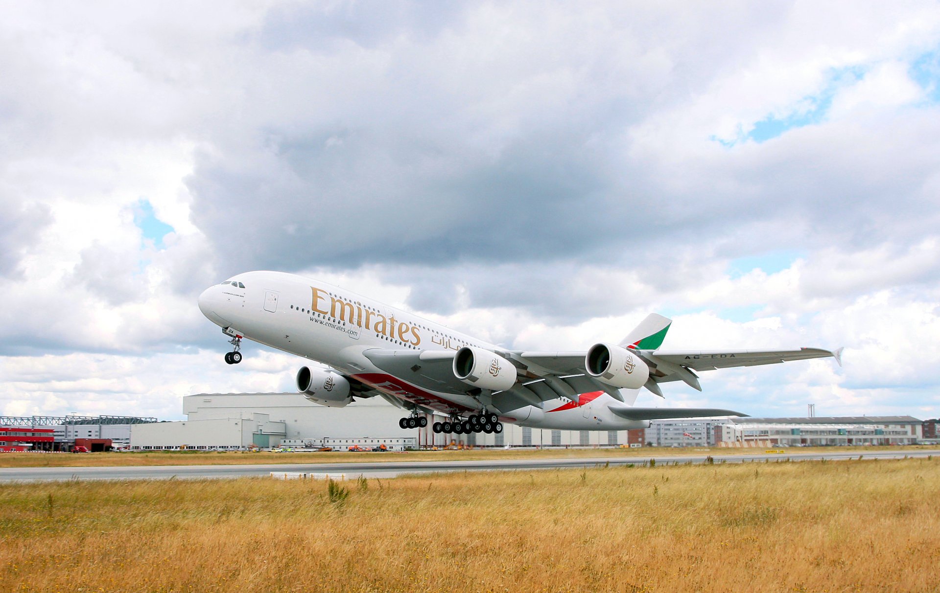 авиакомпания emirates аэробус а380 самолет авиалайнер день взлет небо огромный