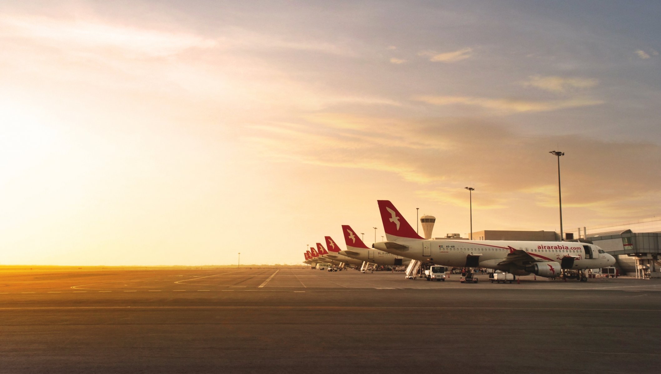 air arabia boeing aereo lotto aviazione aeroporto luce tramonto vista laterale