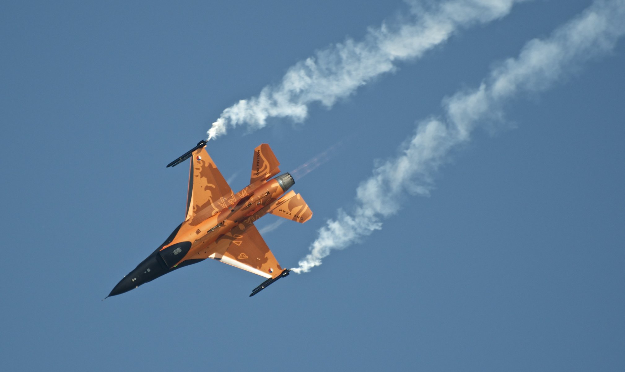 f-16 am the netherlands plane fighter sky turn smoke