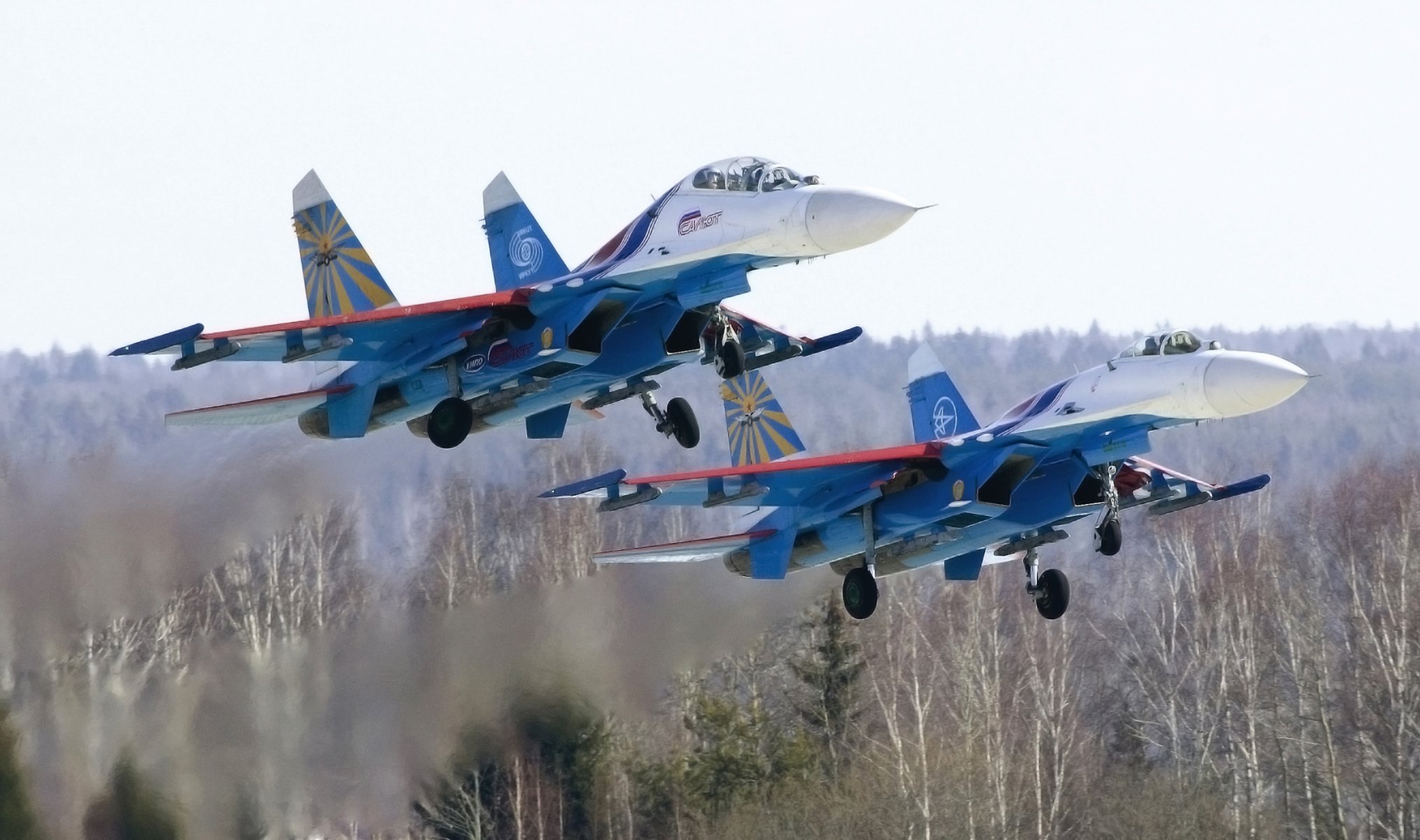 les chevaliers russes équipe de voltige russie su 27 deux combattant polyvalent quatrième génération su-27p su-27ub jour dans l air meilleur forêt décollage aviation avion air force