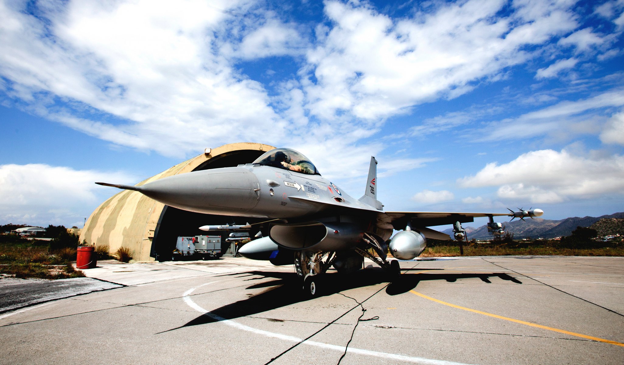 f 16a f 16 a pojedynczy wielofunkcyjny myśliwiec samolot siły powietrzne niebo kadłub skrzydła hangar broń chmury cień