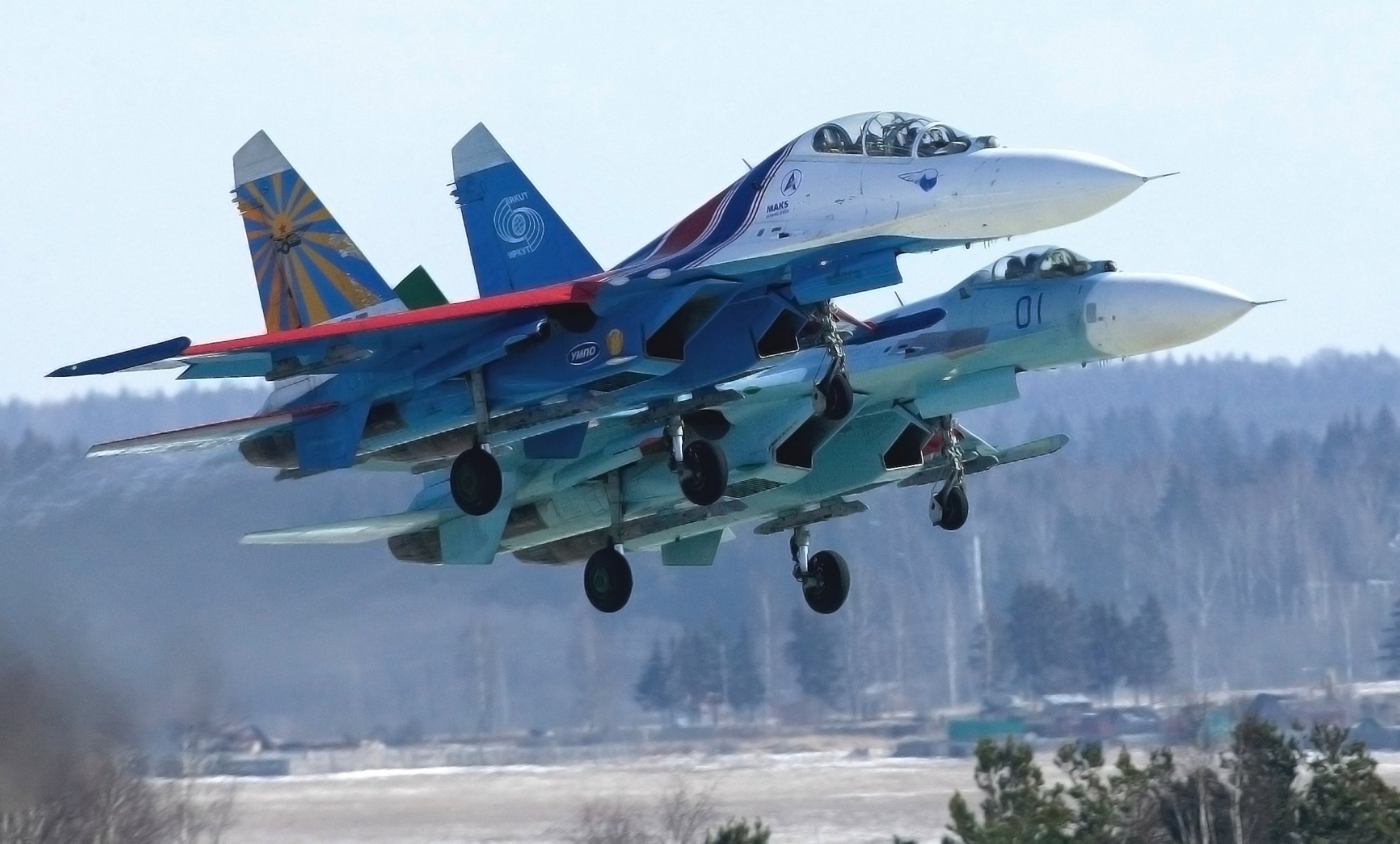 russische ritter kunstflug russland su 27 zwei kämpfer mehrzweck vierte generation su-27p su-27ub tag in der luft am besten wald start luftfahrt flugzeug luftwaffe flügel seitenansicht