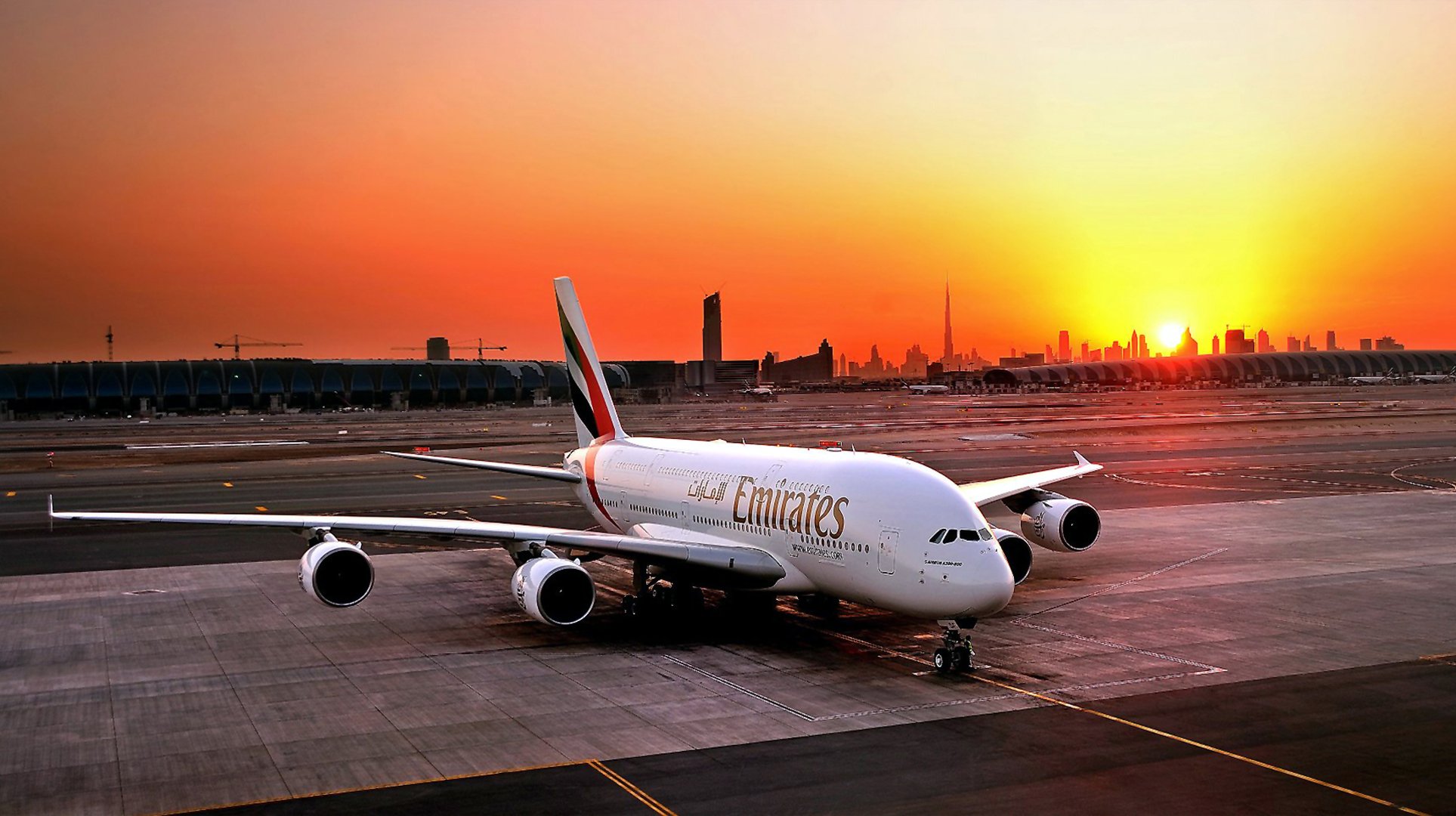 airbus a380 linie lotnicze emirates samolot pasażer samolot pasażerski lotnisko zachód słońca słońce dubaj