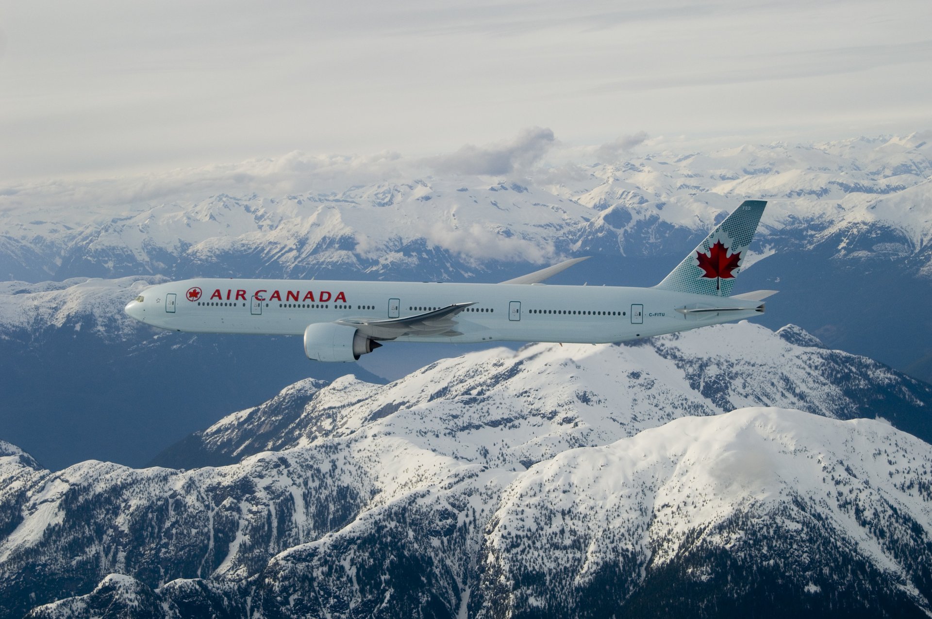 air canada boeing 777-300er vuelo montañas nubes nieve hoja de arce