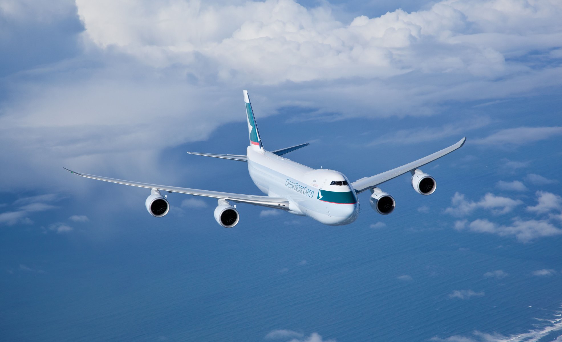 cathay pacific carga vuelo vuela en el aire cielo nubes mar aviación