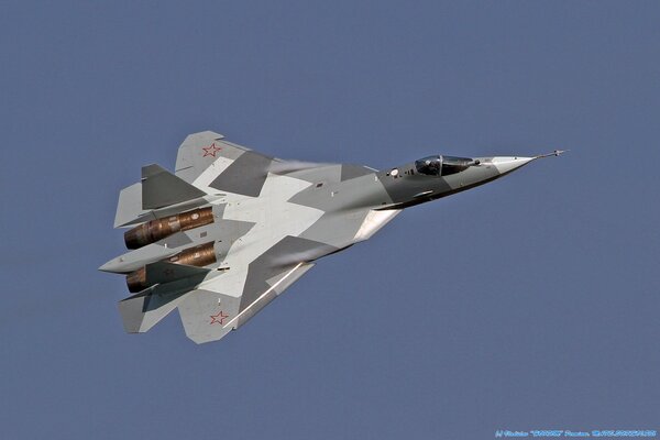 Myśliwiec PAK FA T-50 na niebie