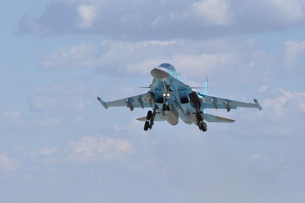 Aterrizaje su 34 bombardero de primera línea en las nubes