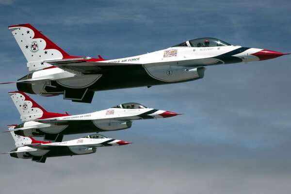 Une ligne de chasseurs modèle f16 arborant dans le ciel