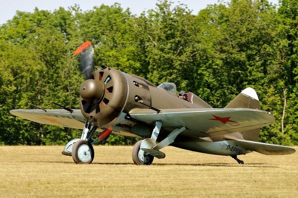 Soviet fighter aircraft I-16na field