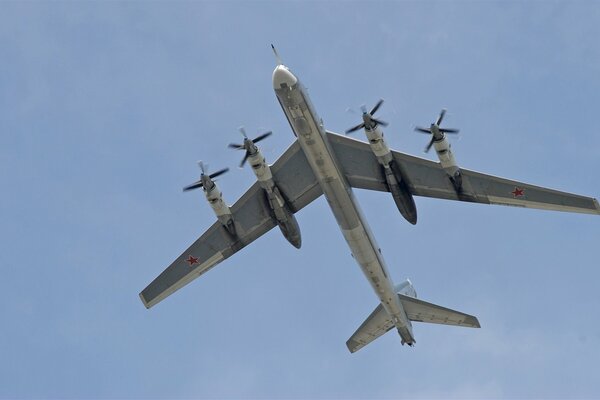 Langstreckenflugzeug tu 95 im klaren Himmel