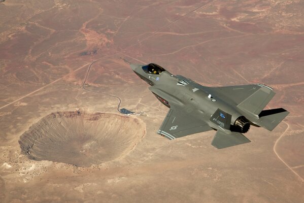 Caza F35 en el cielo sobre el Cráter de Arizona