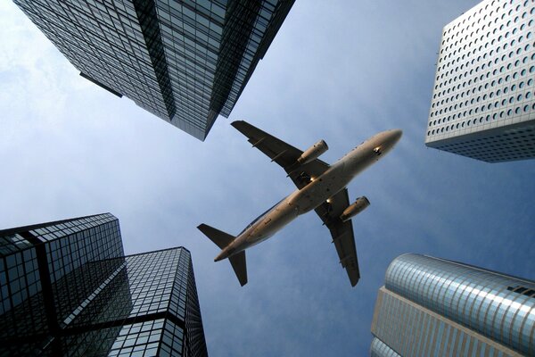 Avión volando sobre un rascacielos