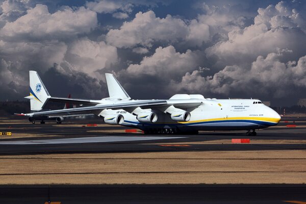 An 225 avión de transporte soviético y Ucraniano de gran capacidad de carga