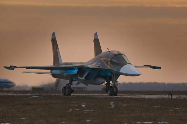 Frontalny bombowiec Su-34 w bazie lotniczej o zmierzchu