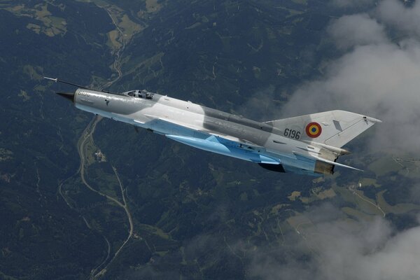 Hermosa vista de vuelo en las nubes del caza MIG-21