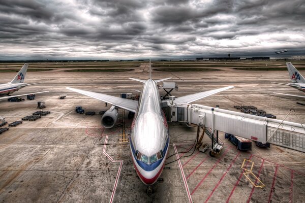 Boeing in una pioggia nuvolosa in piedi all aeroporto