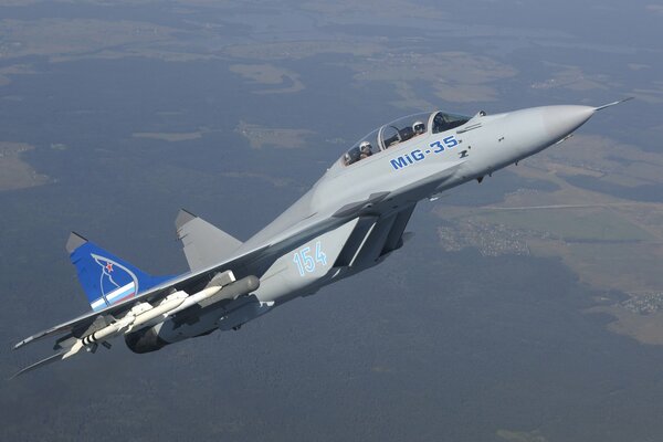 Le chasseur MIG-35m vole dans les airs à haute altitude