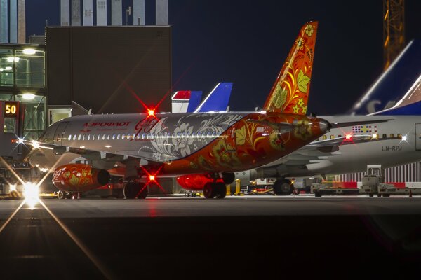 Avion peint dans le style russe se trouve à l aéroport