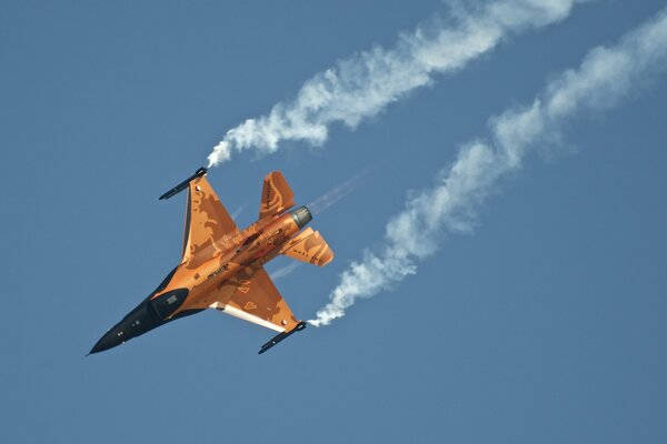 Avión de combate Holandés en el cielo