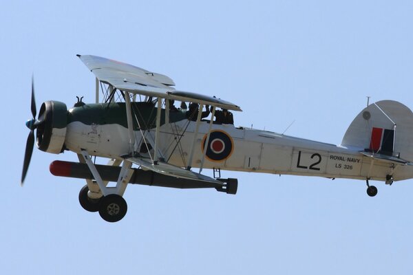 Samolot fairey swordfish lecący na niebie