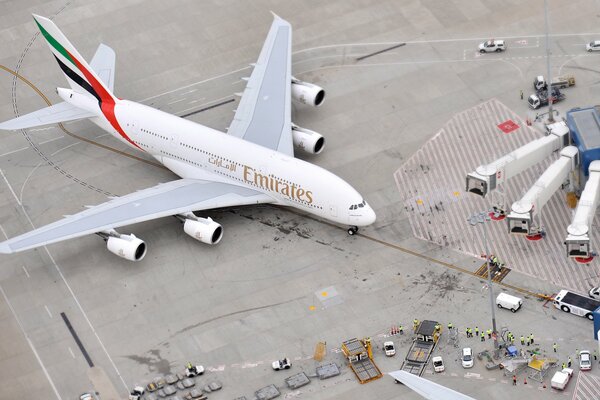 Un avion de passagers emirates se tient à l aéroport